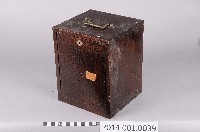 藏品(上鎖空木箱)的圖片