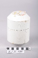藏品(標籤毀損磨損模糊之存放放射性物質鉛罐)的圖片