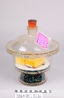 藏品(玻璃真空防潮櫃、裝有原子生命週期實驗耗材)的圖片