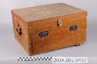 藏品(寫有中文「變壓器」字樣的無線電發射機備用零件木箱)的圖片