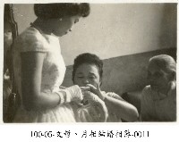 藏品(文哲、月相結婚相簿0011 (長輩幫新娘帶飾品))的圖片