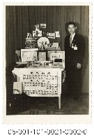 藏品(北投庄壯丁團相關照片2-一位男士與桌上獎章照片)的圖片