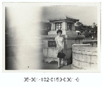 藏品(中山橋頭的旗袍女士)的圖片