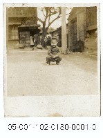 藏品(康樂里眷村生活照-男孩蹲姿照)的圖片