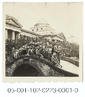 藏品(臺灣省立博物館旁拱橋上的學童合照)的圖片