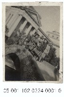 藏品(臺灣省立博物館旁拱橋上的民眾合影)的圖片