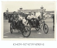 藏品(三輪車與慶祝總統副總統就職牌樓)的圖片