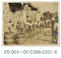 藏品(龍山寺前消防演練-人龍傳遞消防水)的圖片