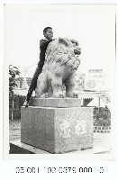 藏品(神社狛犬與跨坐男童)的圖片