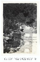 藏品(瀑布走道旁合照)的圖片