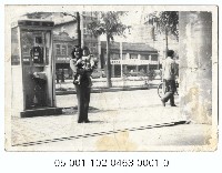 藏品(母子留影於公用電話亭旁)的圖片