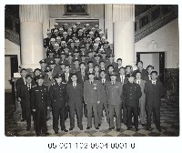 藏品(軍官憲兵警察與官員合照-臺博館大廳樓梯)的圖片