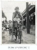 藏品(巷道中自行車雙載的男童)的圖片