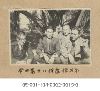 藏品(四位穿著西裝的人的合照(今日著サハ何度位カネ))的圖片