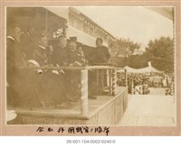 藏品(臺北市公小學校聯合運動會會場久邇宮殿下座席(臺北市公小學校聯合運動会場久邇宮殿下御臺臨)-- 外國武官的席位(仝上 外國武官ノ臨席))的圖片