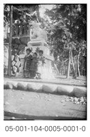 藏品(玻璃底片(神社石狛犬前合照))的圖片