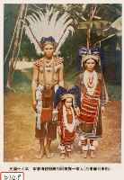 藏品(穿著傳統服飾的阿美族一家人)的圖片