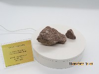 藏品(赤紅黑雲母角閃石安山岩)的圖片