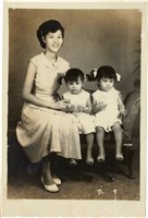 藏品(施月霞與雙胞胎女兒合照)的圖片