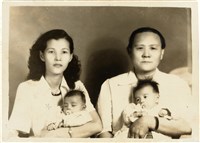 藏品(施月霞與劉胡錢及雙胞胎女兒合照（1951年10月）)的圖片