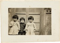 藏品(劉美蜺與劉美虹兩歲多與鄰居小孩合照（1954年）)的圖片