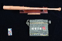 藏品(蔡焜霖之紅葉紀念球棒與書包)的圖片