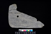 藏品(帶穿孔板岩片)的圖片