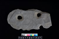 藏品(帶穿孔板岩片)的圖片