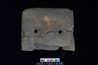 藏品(帶穿孔板岩片)的圖片