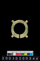 藏品(帶四突起環狀玦形玉耳飾)的圖片