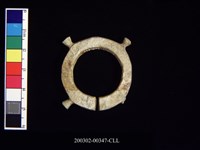 藏品(帶四突起環狀玦形玉耳飾)的圖片