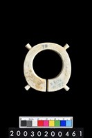 藏品(帶四突起環狀玦形玉耳飾)的圖片