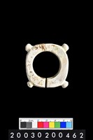 藏品(帶四突起環狀玦形玉耳飾)的圖片