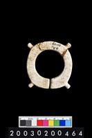 藏品(帶四突起環狀玦形玉耳飾)的圖片