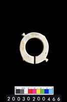 藏品(帶四突起環狀玦形玉耳飾)的圖片