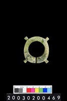 藏品(帶四突起環狀玦形玉耳飾)的圖片