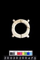 藏品(帶四突起環狀玦形玉耳飾)的圖片