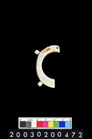 藏品(帶四突起環狀玦形玉耳飾)的圖片