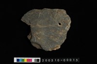 藏品(帶穿孔板岩片)的圖片