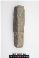 藏品(有槽石棒)的圖片