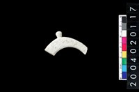 藏品(帶四突起環狀玦形玉耳飾)的圖片