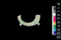 藏品(帶四突起環狀玦形玉耳飾)的圖片