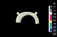 藏品(帶四突起環狀玦形玉耳飾)的圖片