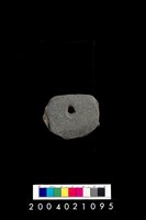 藏品(帶穿孔板岩片)的圖片