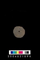 藏品(帶穿孔板岩片)的圖片