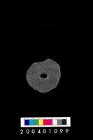 藏品(帶穿孔板岩片)的圖片