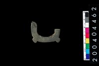 藏品(帶四突起環狀板岩玦形耳飾)的圖片