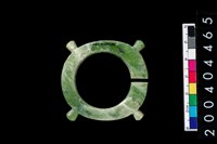 藏品(帶四突起環狀玦形玉耳飾)的圖片