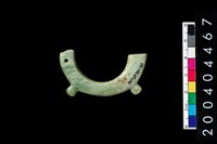 藏品(帶四突起環狀玦形玉耳飾)的圖片