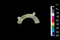 藏品(帶四突起環狀玦形玉耳飾)的圖片